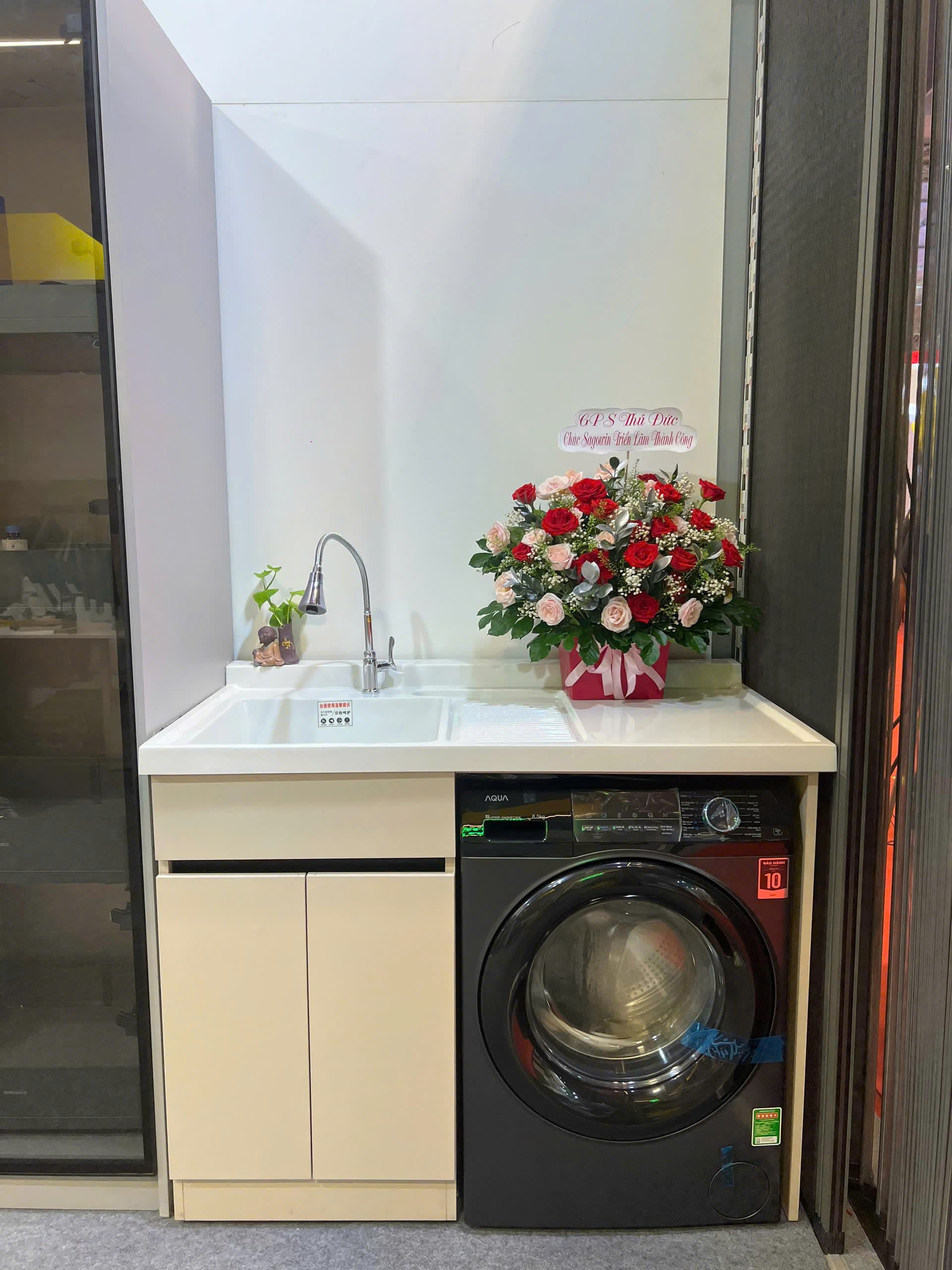 Tủ bếp chữ L tông grafit đậm kết hợp thiết bị âm tủ và mặt đá sáng