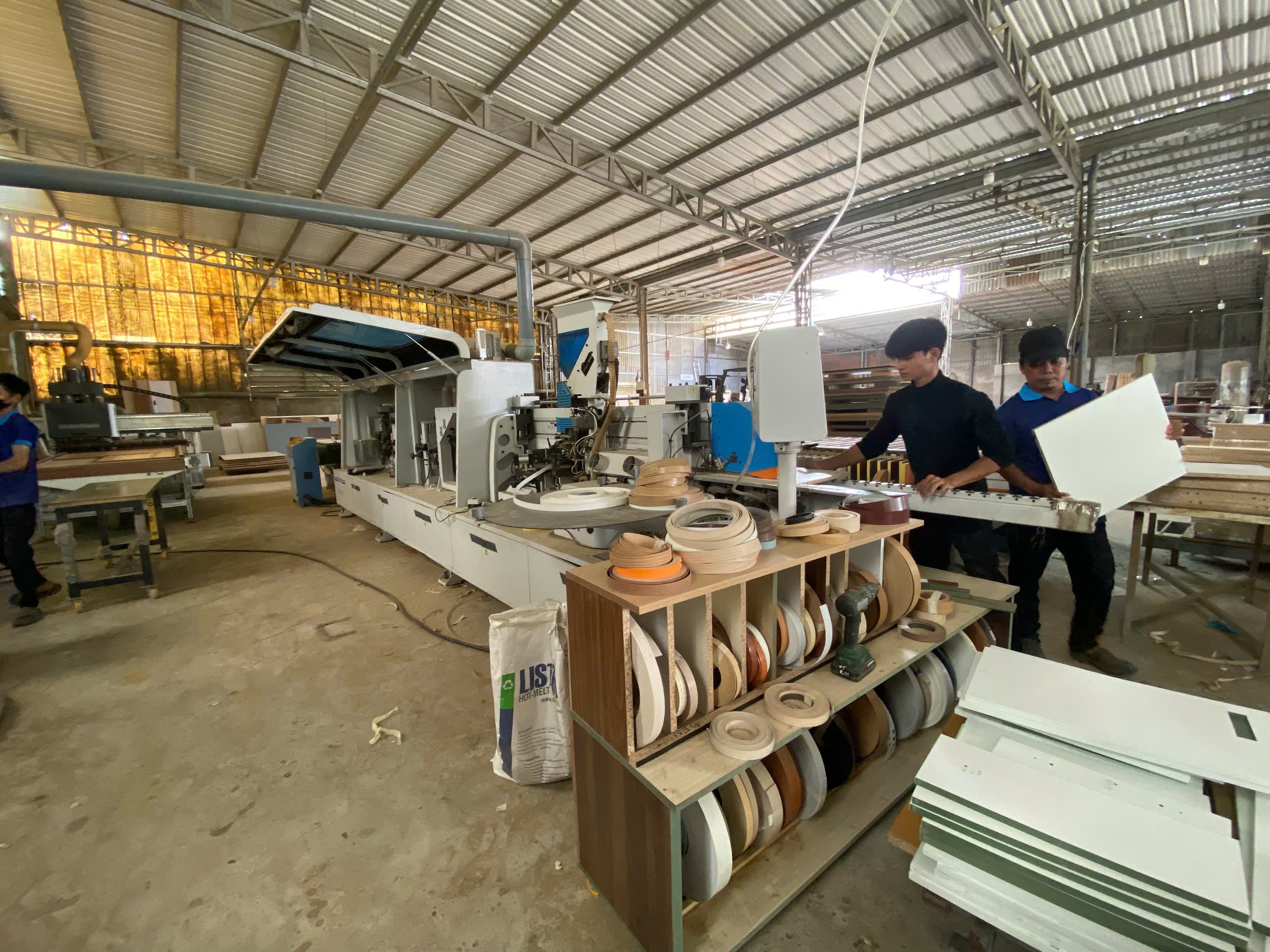 Hinh anh xưởng va doi ngu