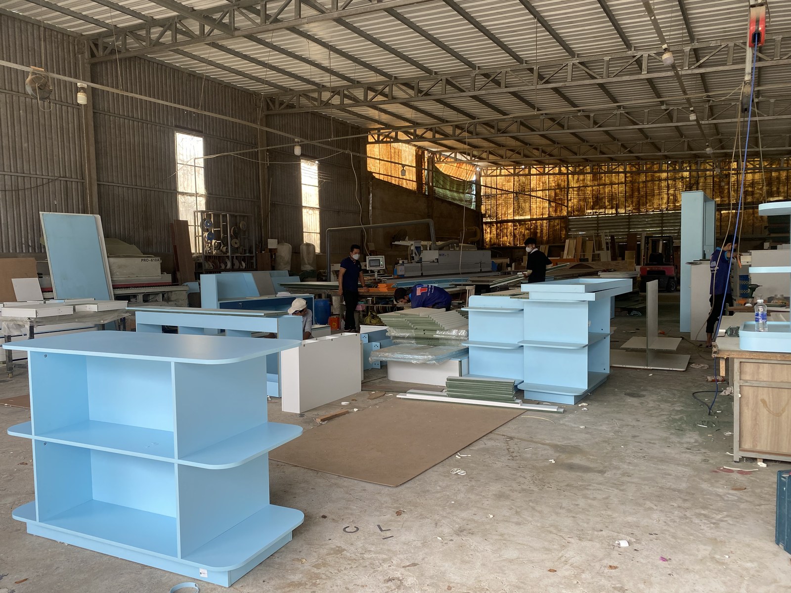 Gia công hệ kệ trưng bày tại xưởng cho dự án cửa hàng mẹ và bé bé cưng.mart