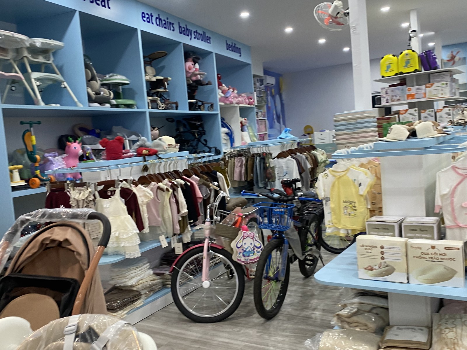 Khu trưng bày xe đẩy, ghế ăn, car seat và phụ kiện trong cửa hàng mẹ và bé