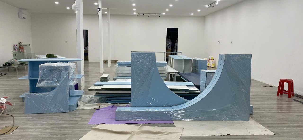 Giai đoạn đầu lắp đặt nội thất cửa hàng mẹ và bé tại công trình