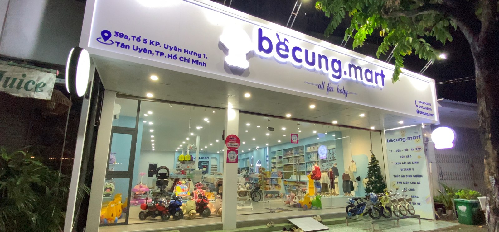 Mặt tiền hoàn thiện của cửa hàng mẹ và bé bé cưng.mart với biển hiệu sáng và không gian trưng bày nhìn thấy từ bên ngoài