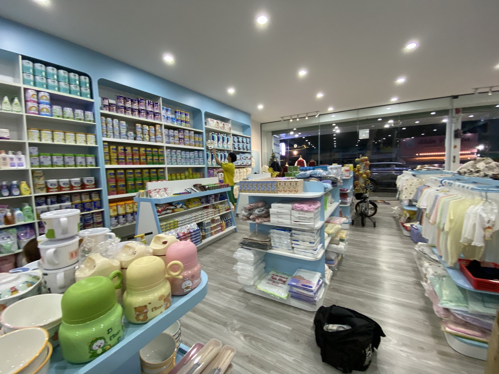 Tổng quan cửa hàng bé cưng.mart sau hoàn thiện với đảo kệ trung tâm, kệ tường và lối đi rõ ràng