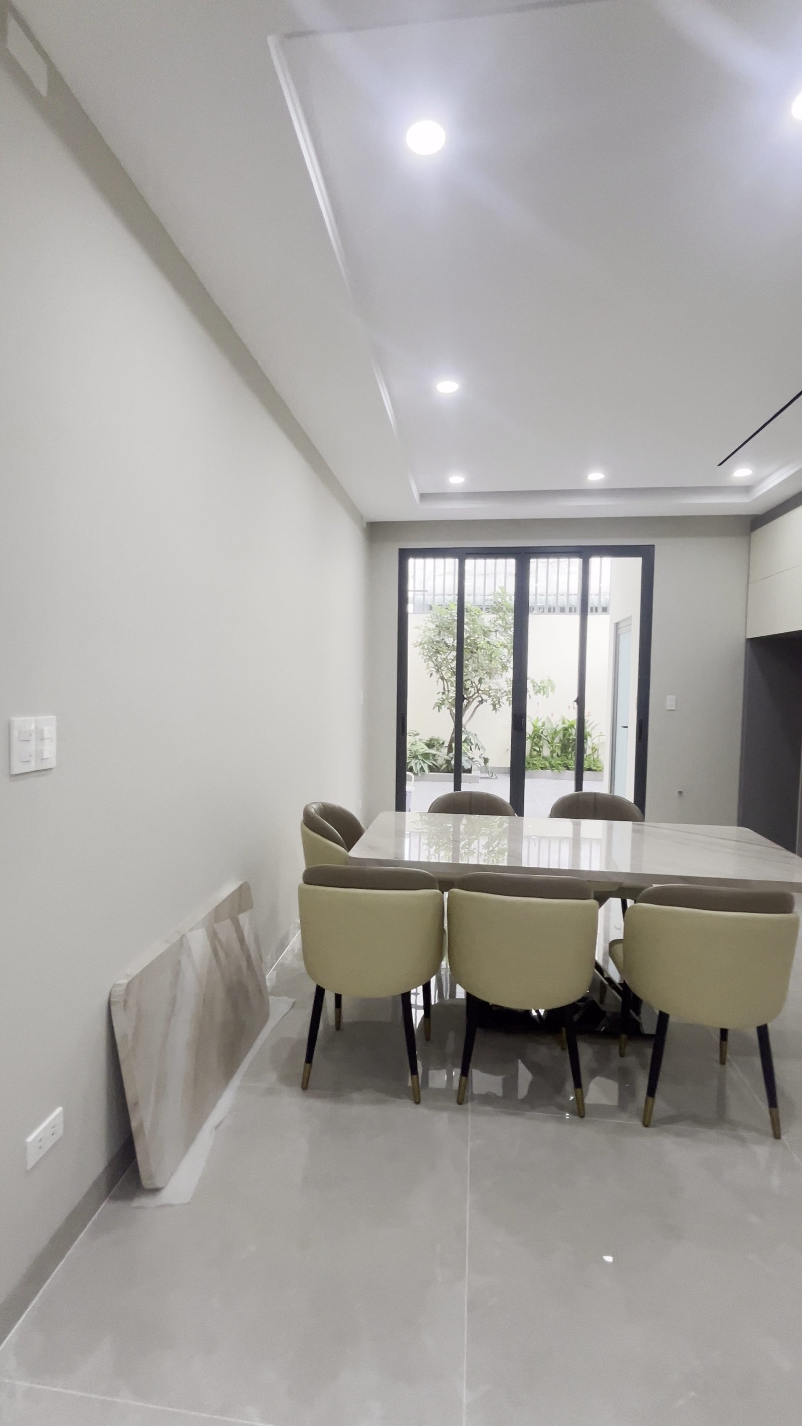 Không gian bàn ăn liên kết khu bếp trong dự án nhà phố chị Hiếu