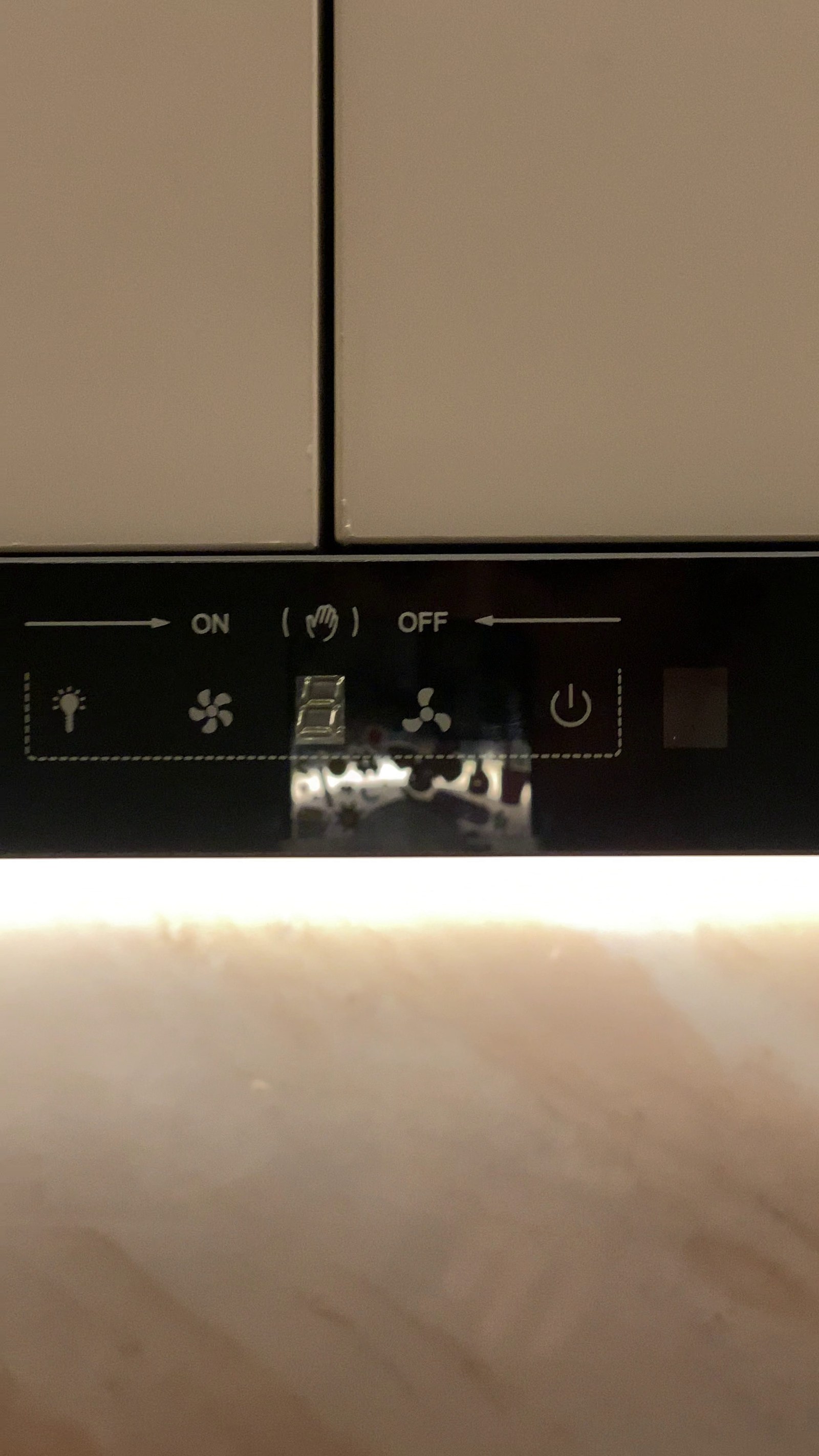 Kiểm tra bếp từ và đèn hắt trong quá trình bàn giao nội thất nhà chị Hiếu