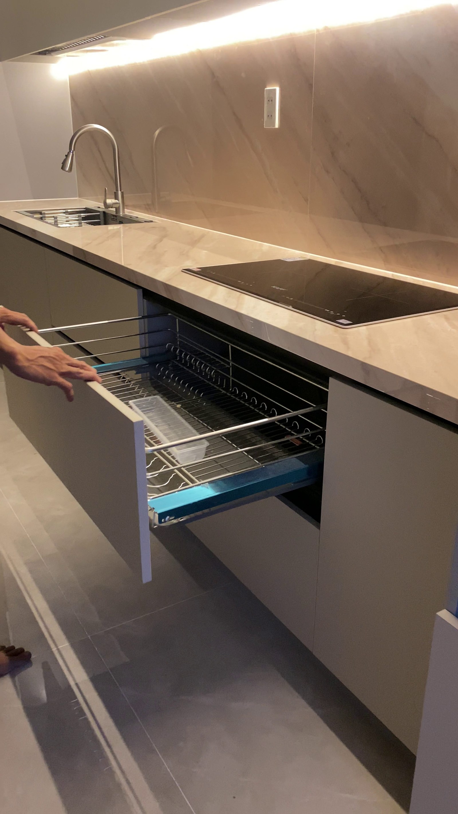 Chi tiết phụ kiện ngăn kéo tủ bếp trong dự án nhà chị Hiếu