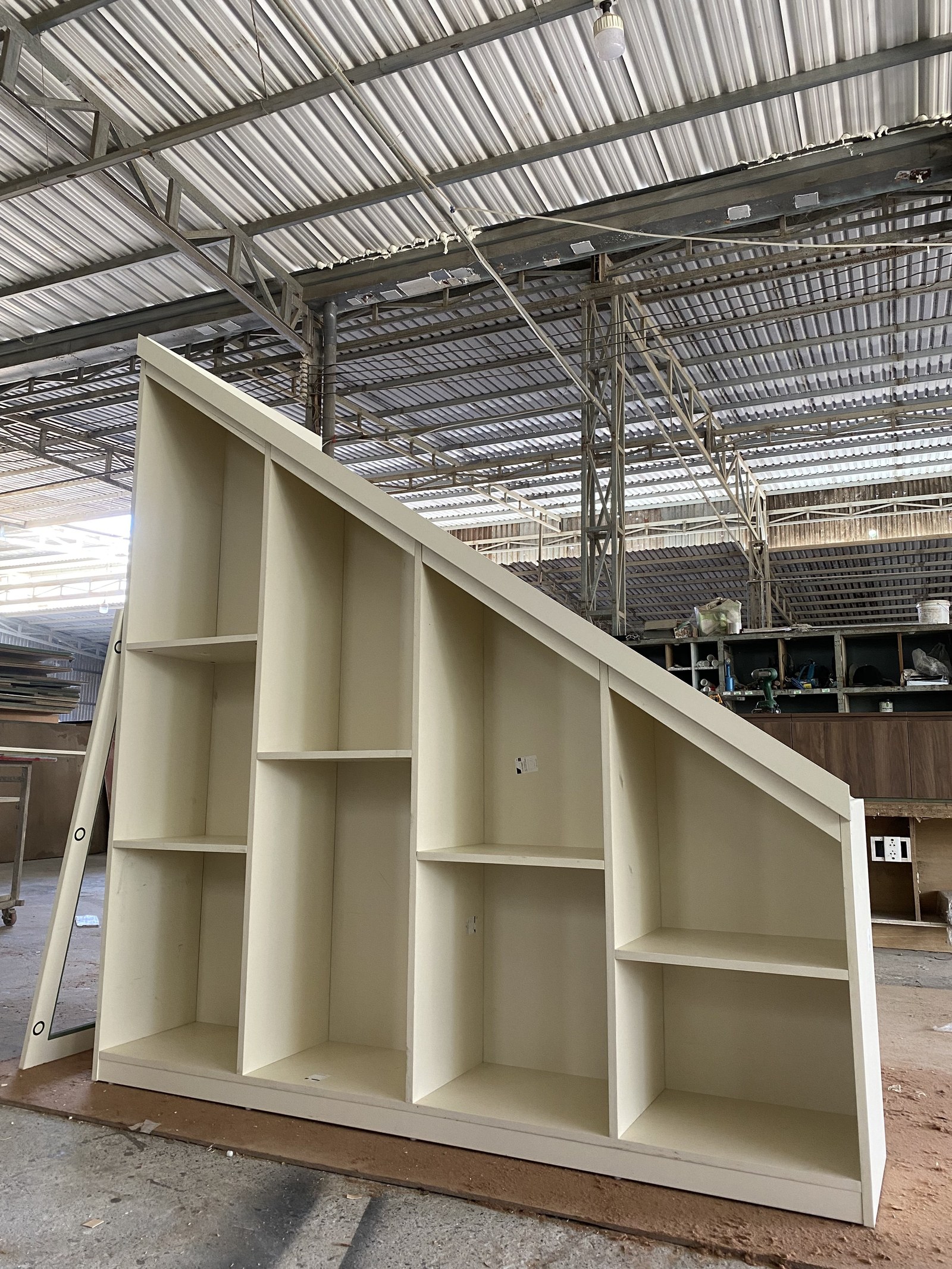 Gia công tủ gầm cầu thang tại xưởng cho nhà phố chị Hiếu