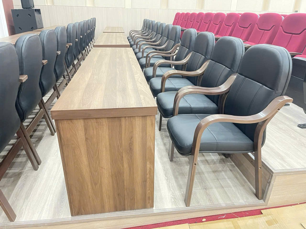 Chi tiết bàn đại biểu và ghế chủ tọa trong hội trường Đại học Yersin