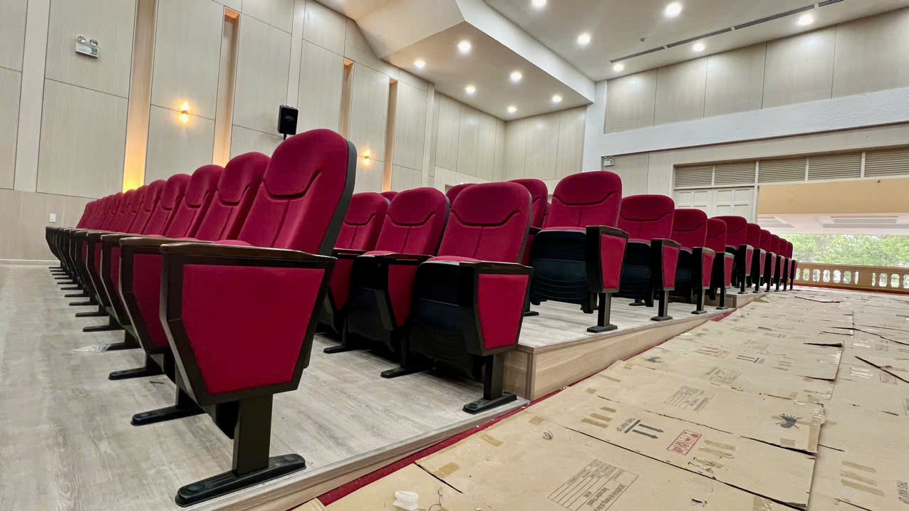 Cụm ghế hội trường lắp trên bậc cấp tại dự án Đại học Yersin