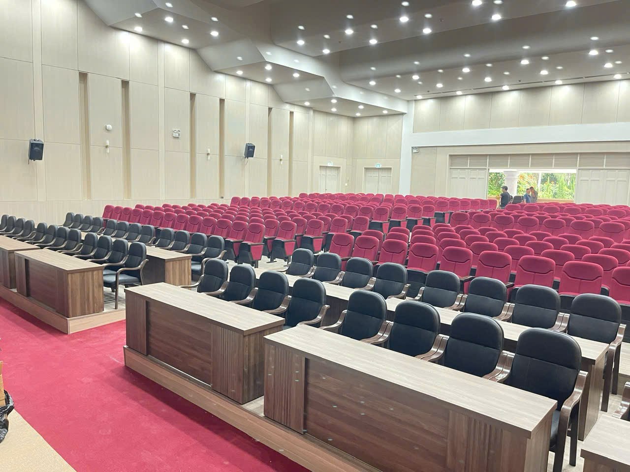 Khu bàn đại biểu và tổng thể hội trường Đại học Yersin