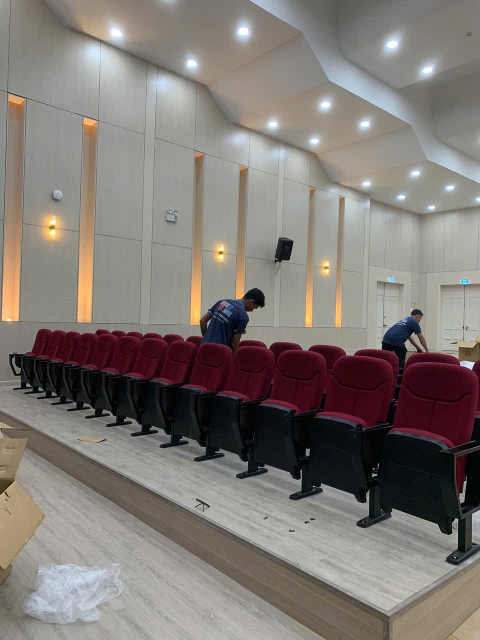 Đội thi công lắp đặt dãy ghế hội trường tại Đại học Yersin