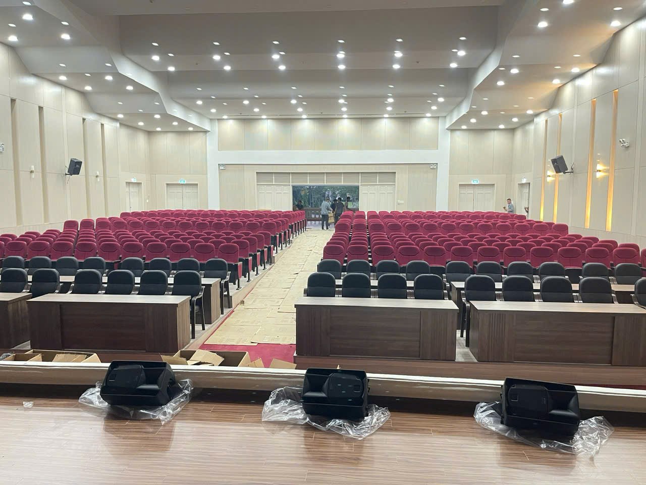 Lối đi trung tâm trong hội trường Đại học Yersin