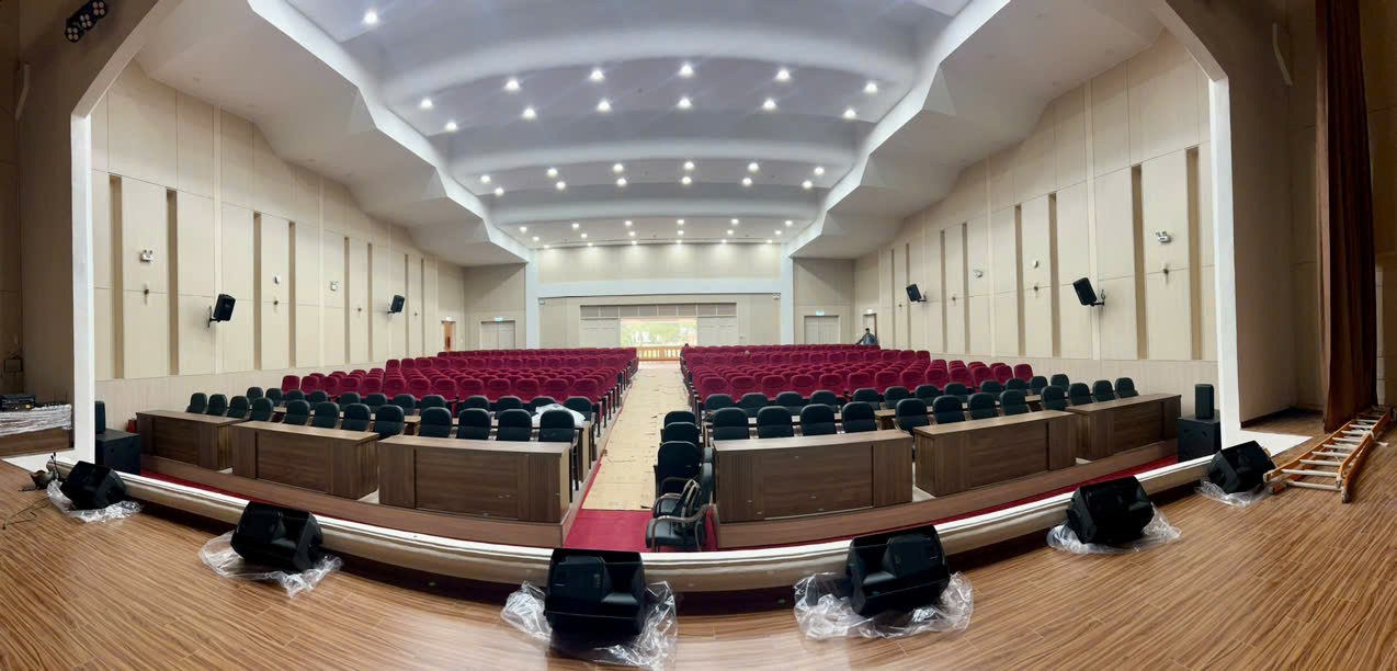 Góc nhìn chéo từ sân khấu xuống dãy ghế hội trường Đại học Yersin