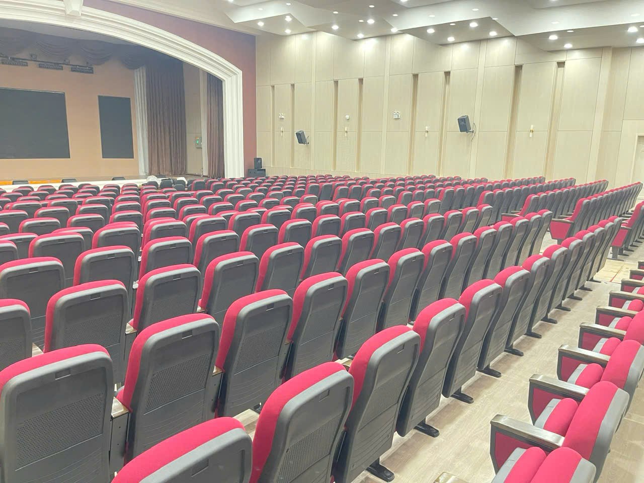 Tầm nhìn từ sân khấu xuống khán phòng hội trường Đại học Yersin