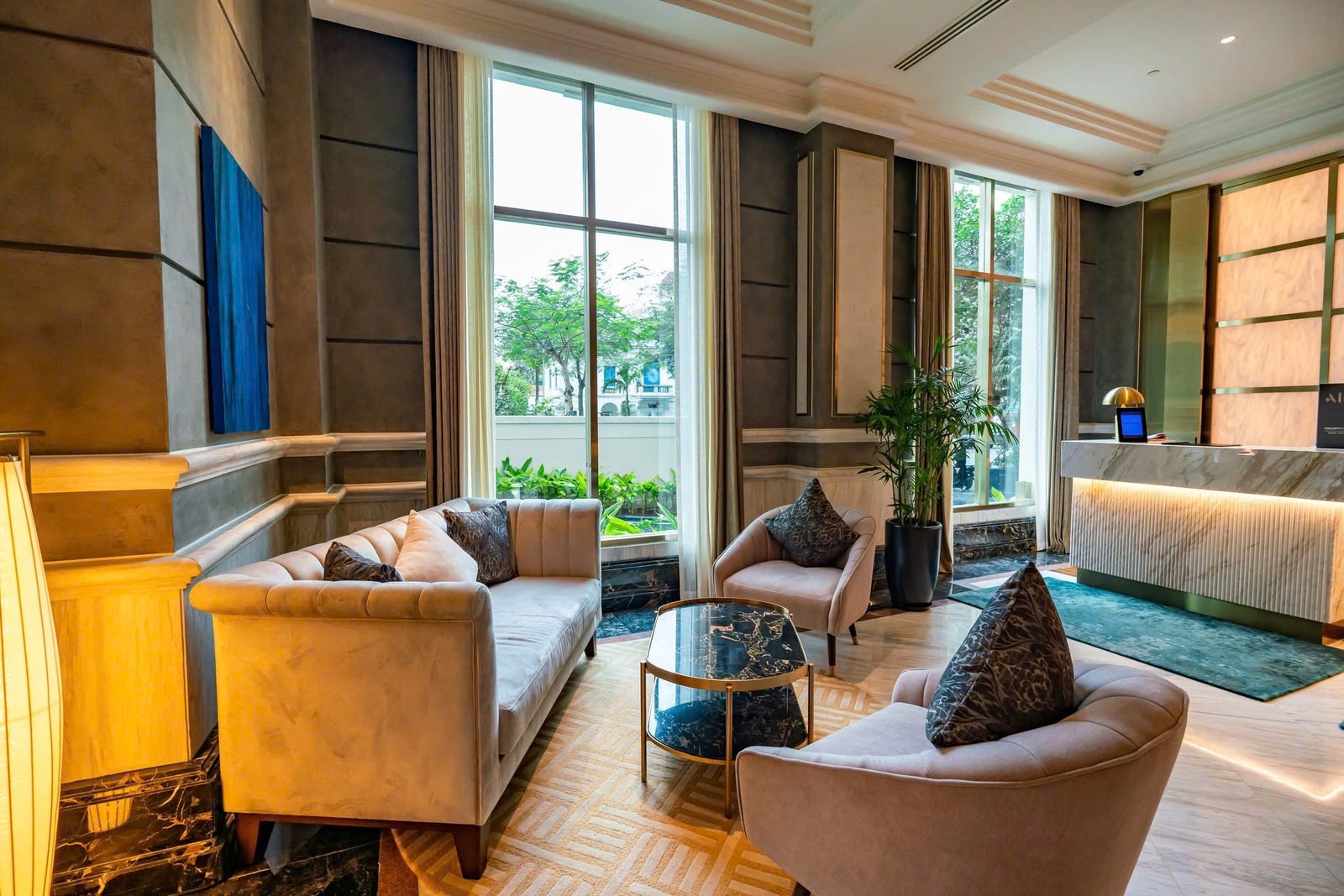 Không gian bar và lounge tiếp khách trong khách sạn Movenpick với ghế sofa, quầy bar và cửa sổ lớn