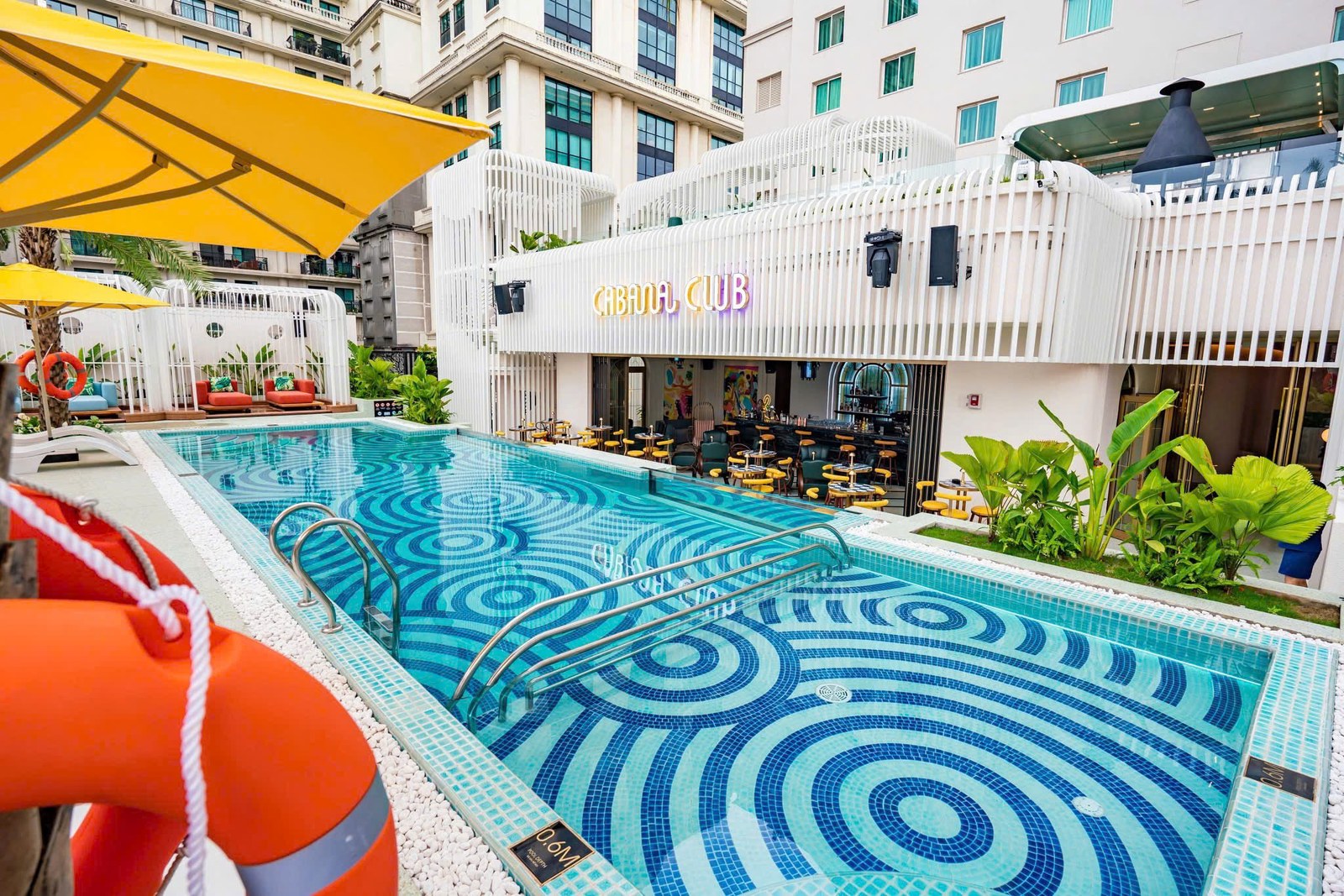 Toàn cảnh khu hồ bơi và Cabana Club trong dự án Movenpick
