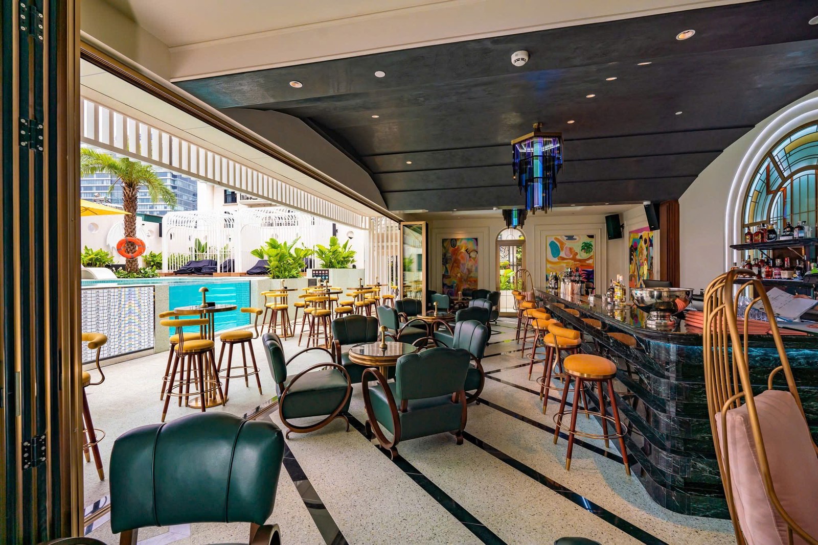 Hồ bơi khách sạn Movenpick với view mở, khu bar và không gian sử dụng linh hoạt