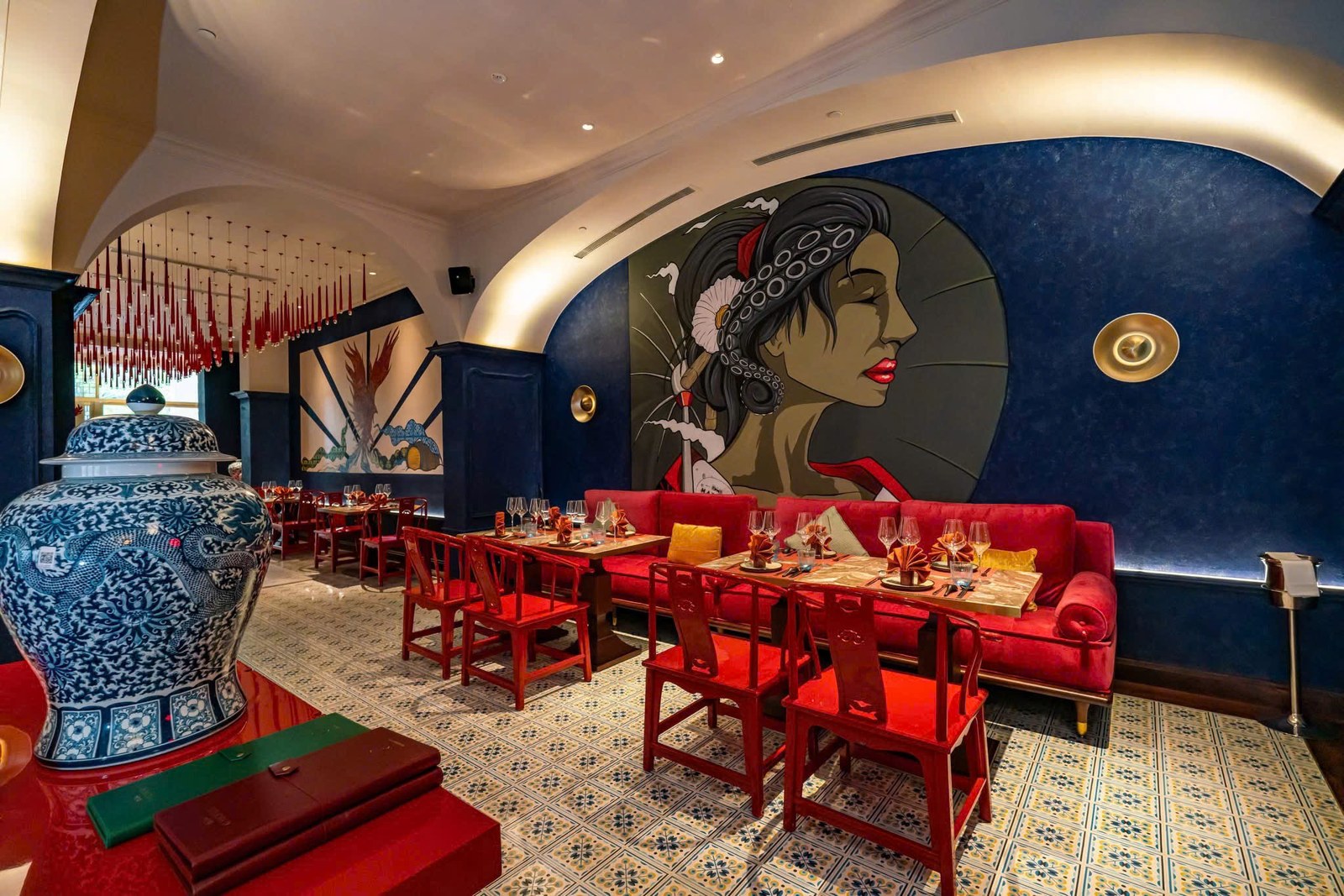 Khu ngồi ngoài trời nhìn ra hồ bơi trong dự án Movenpick