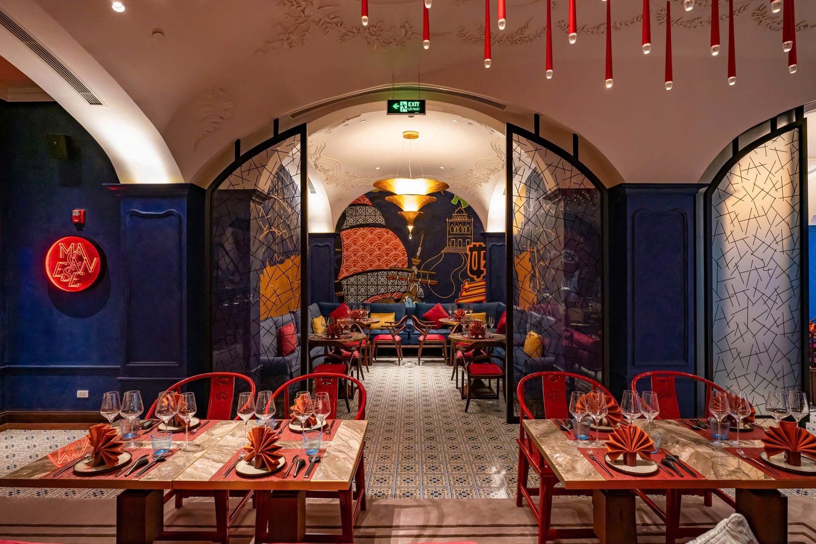 Khu nhà hàng phong cách Á Đông trong dự án Movenpick với bàn ghế đỏ, họa tiết sàn và vòm trang trí