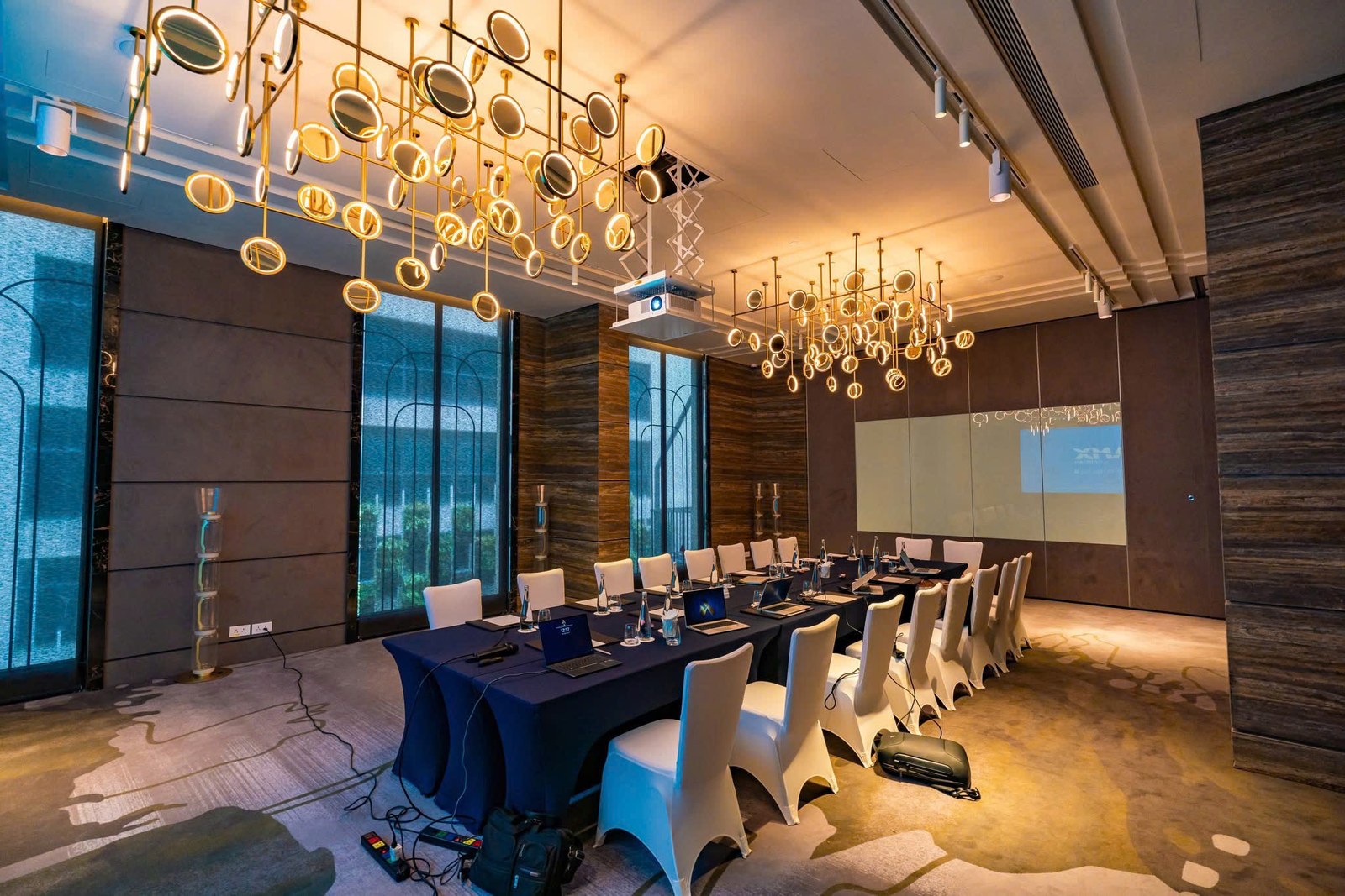 Phòng tiệc và sự kiện trong dự án khách sạn Movenpick với đèn trần trang trí và bố cục bàn họp chuyên nghiệp