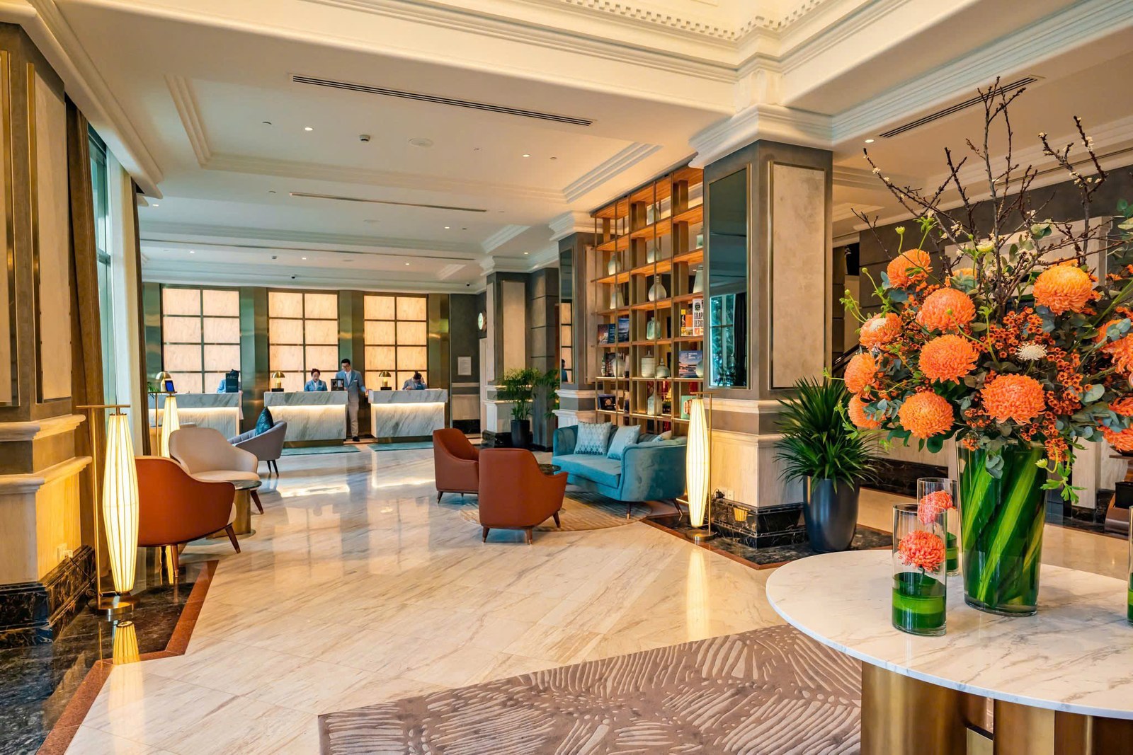 Sảnh đón tiếp khách sạn Movenpick với khu tiếp khách, quầy lễ tân và không gian chờ sang trọng
