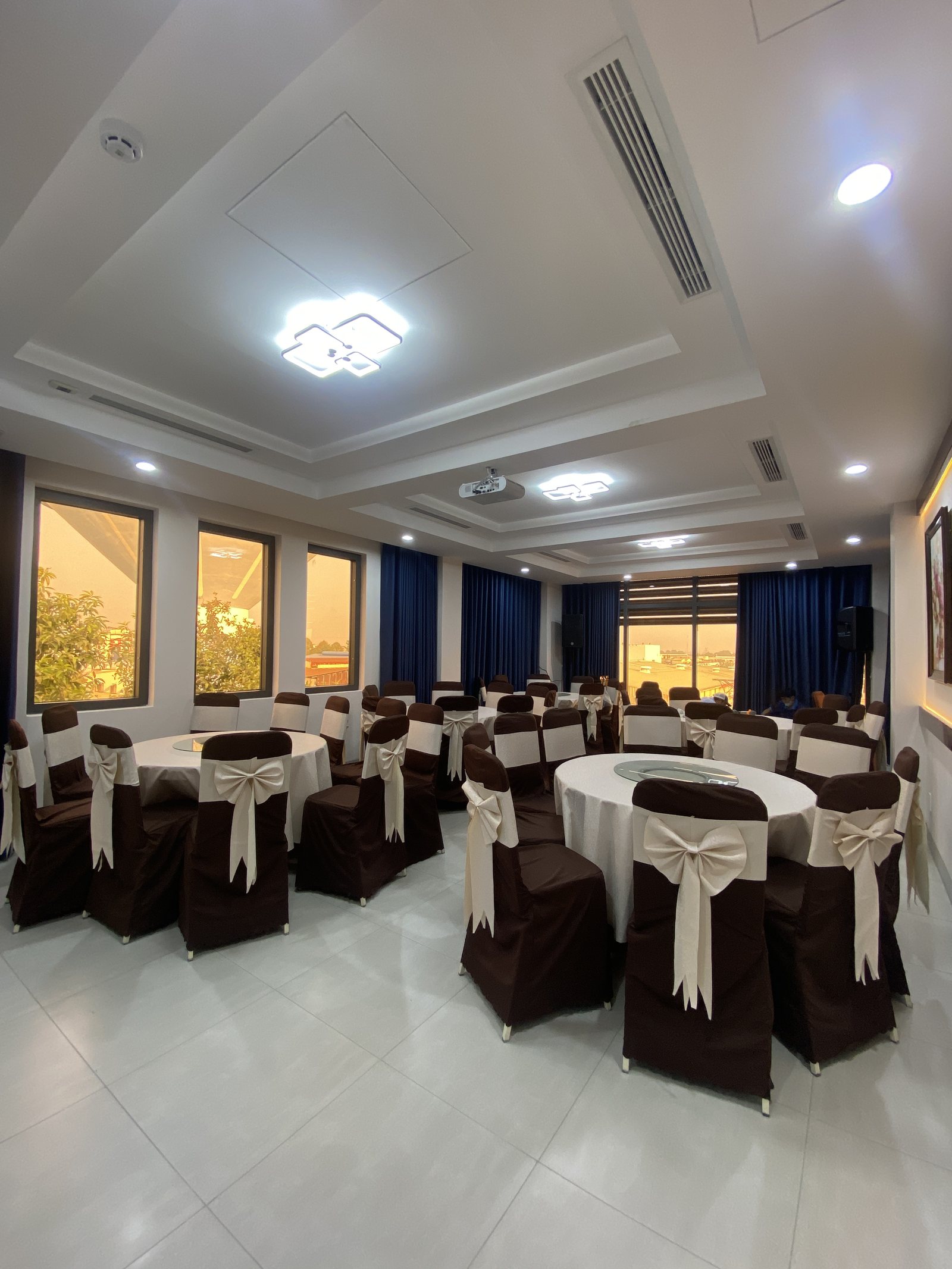 Không gian đa năng với bàn tròn trong dự án nội thất doanh nghiệp tại KCN Biên Hòa