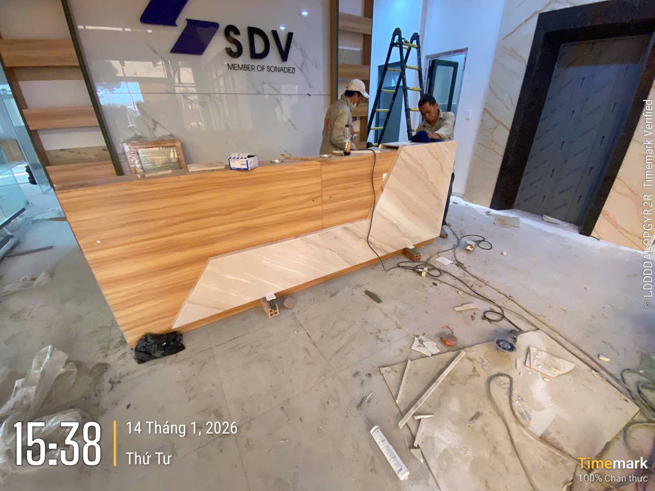 Lắp đặt quầy lễ tân trong dự án thi công nội thất doanh nghiệp Sonadezi