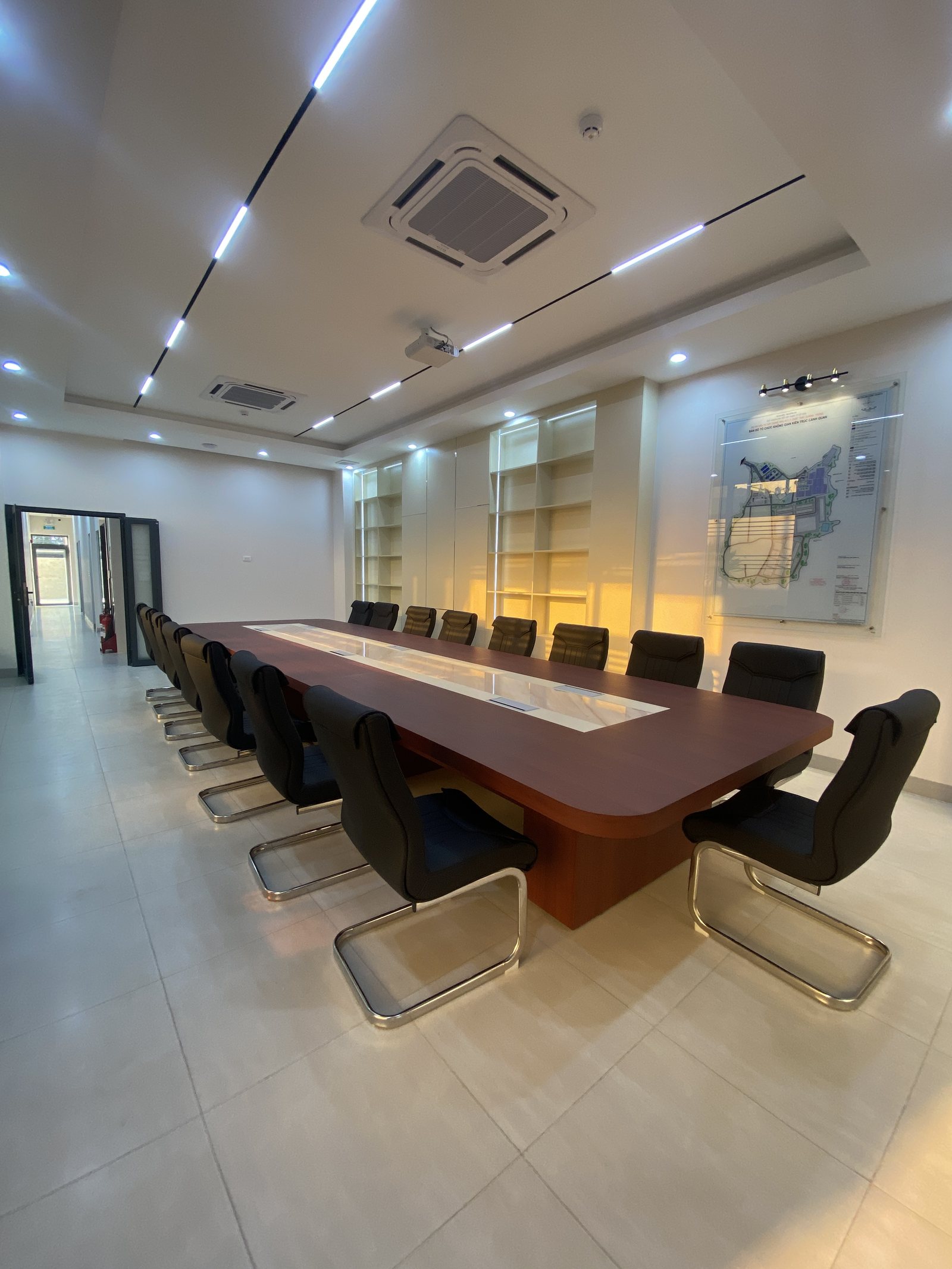 Phòng họp lớn trong dự án thi công nội thất doanh nghiệp SDV Sonadezi