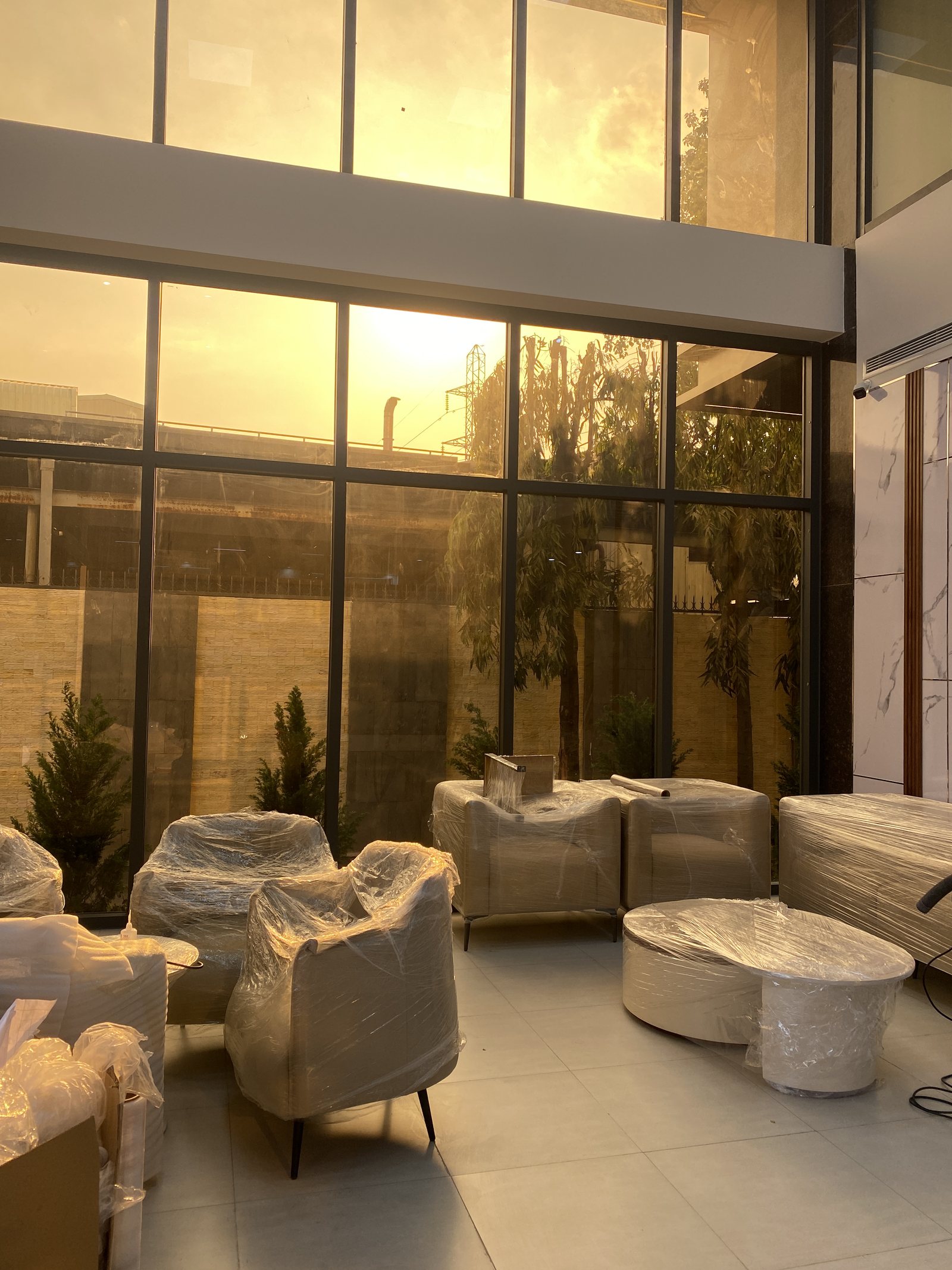 Sảnh tiếp đón hoàn thiện với quầy lễ tân và logo SDV Member of Sonadezi