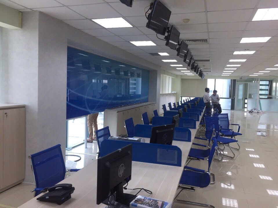 Dãy bàn làm việc và xử lý hồ sơ tại Trung tâm Hành chính công Đồng Nai