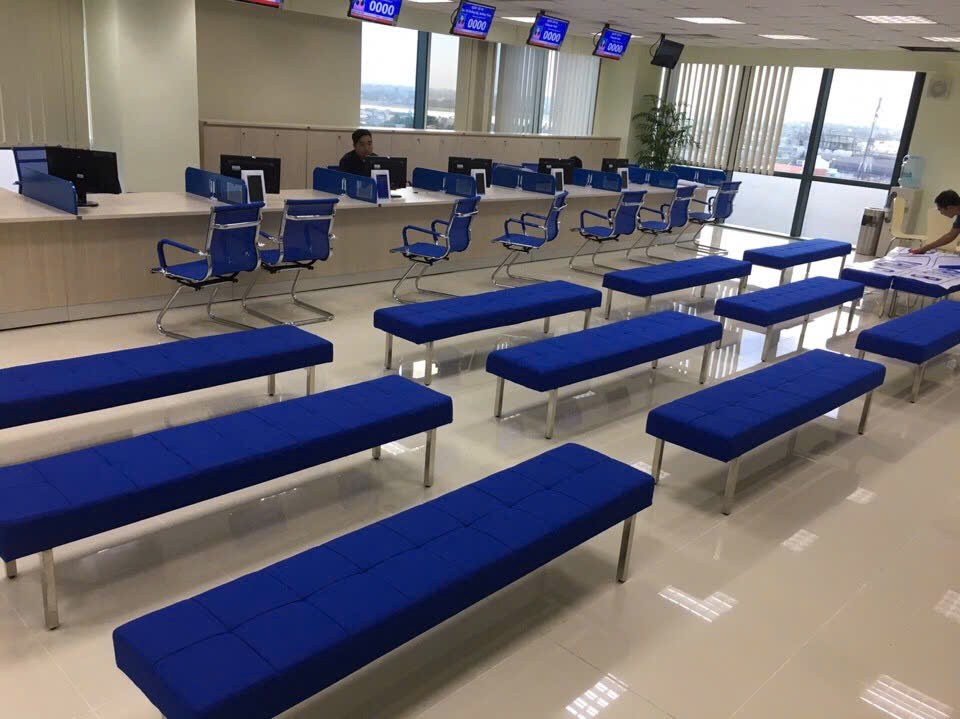 Khu ghế chờ nhìn trực diện vào quầy giao dịch tại Trung tâm Hành chính công Đồng Nai