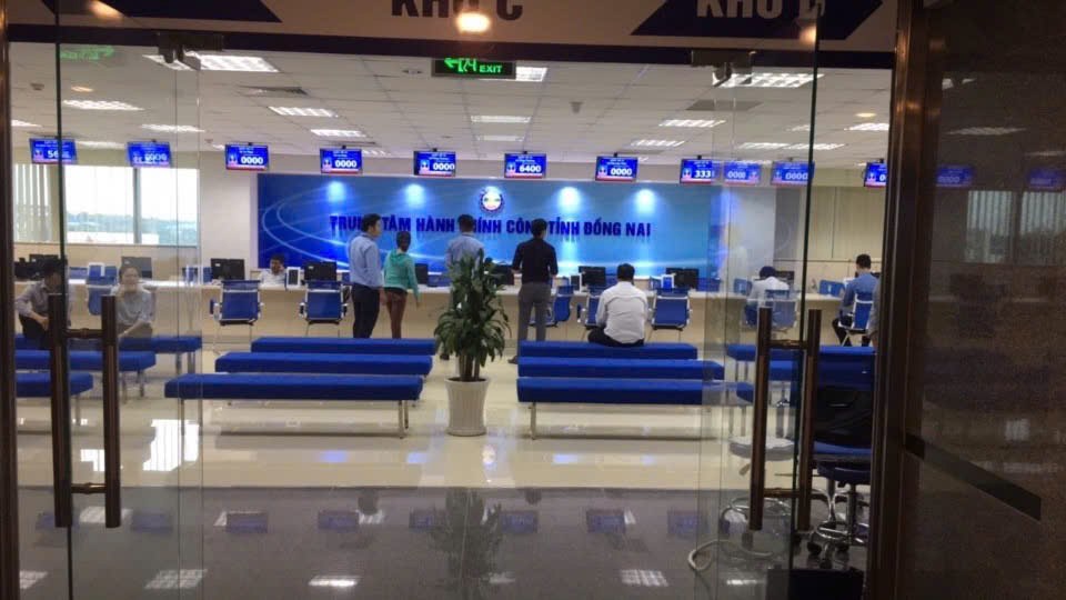 Không gian giao dịch hành chính công nhìn qua vách kính tại Đồng Nai