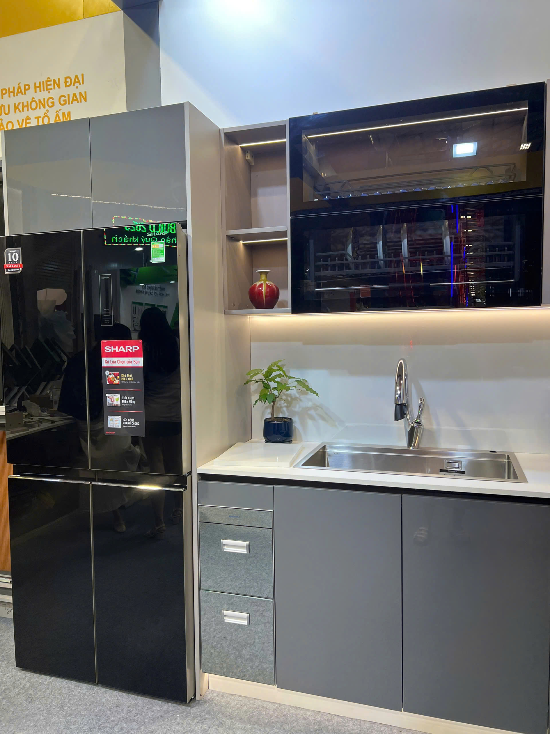 Khảo sát khu vực chậu rửa trước khi báo giá tủ bếp tại Biên Hòa