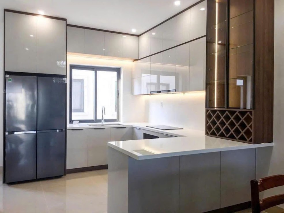 Tủ bếp gỗ công nghiệp hoàn thiện tại nhà với bề mặt sáng bóng