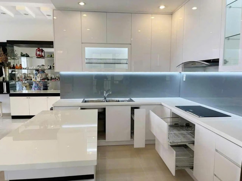 Tủ bếp trắng có phụ kiện kệ kéo và khoang chứa tiện dụng