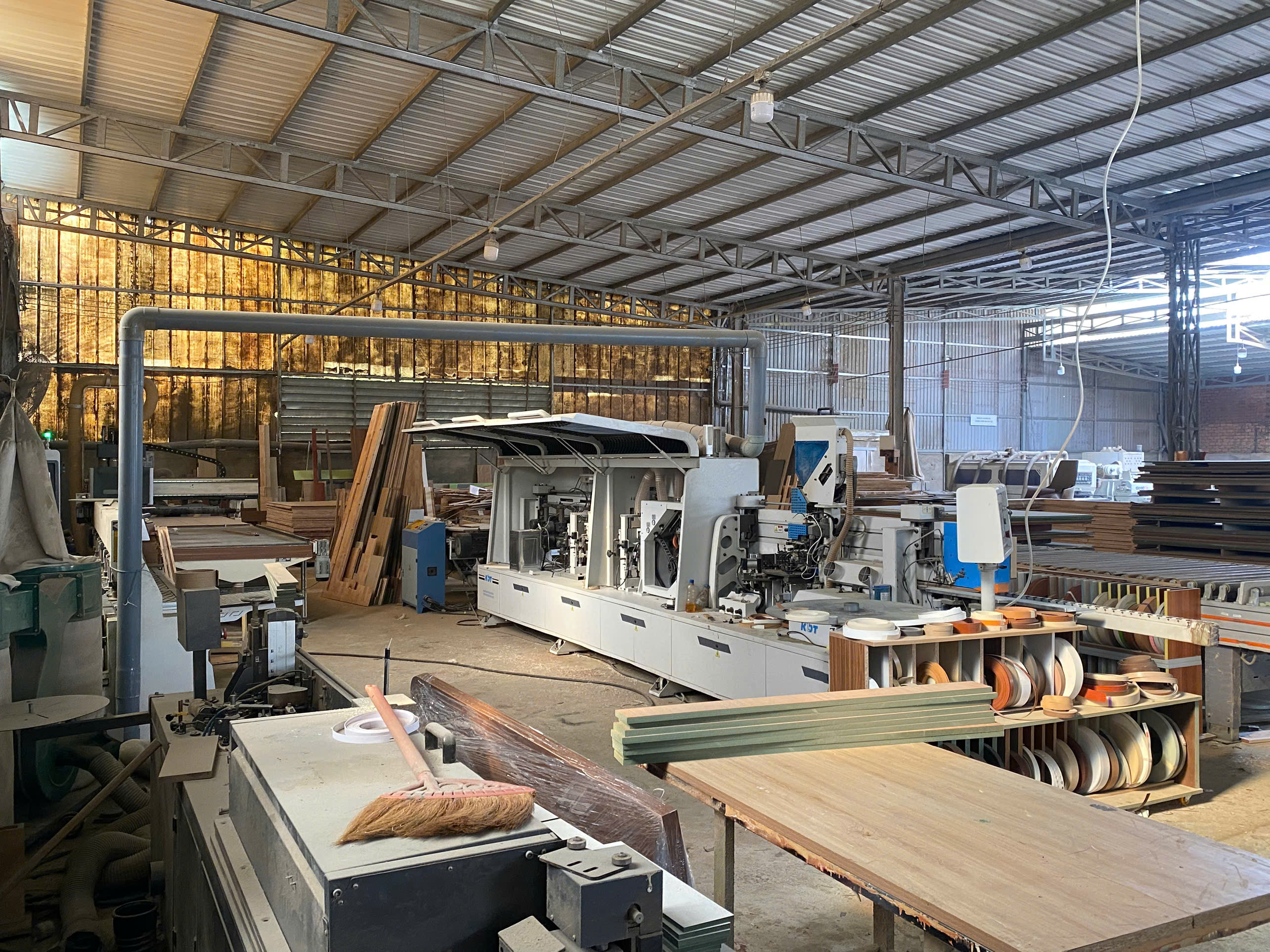 Xưởng đóng tủ bếp tại Đồng Nai với máy dán cạnh và vật liệu sản xuất