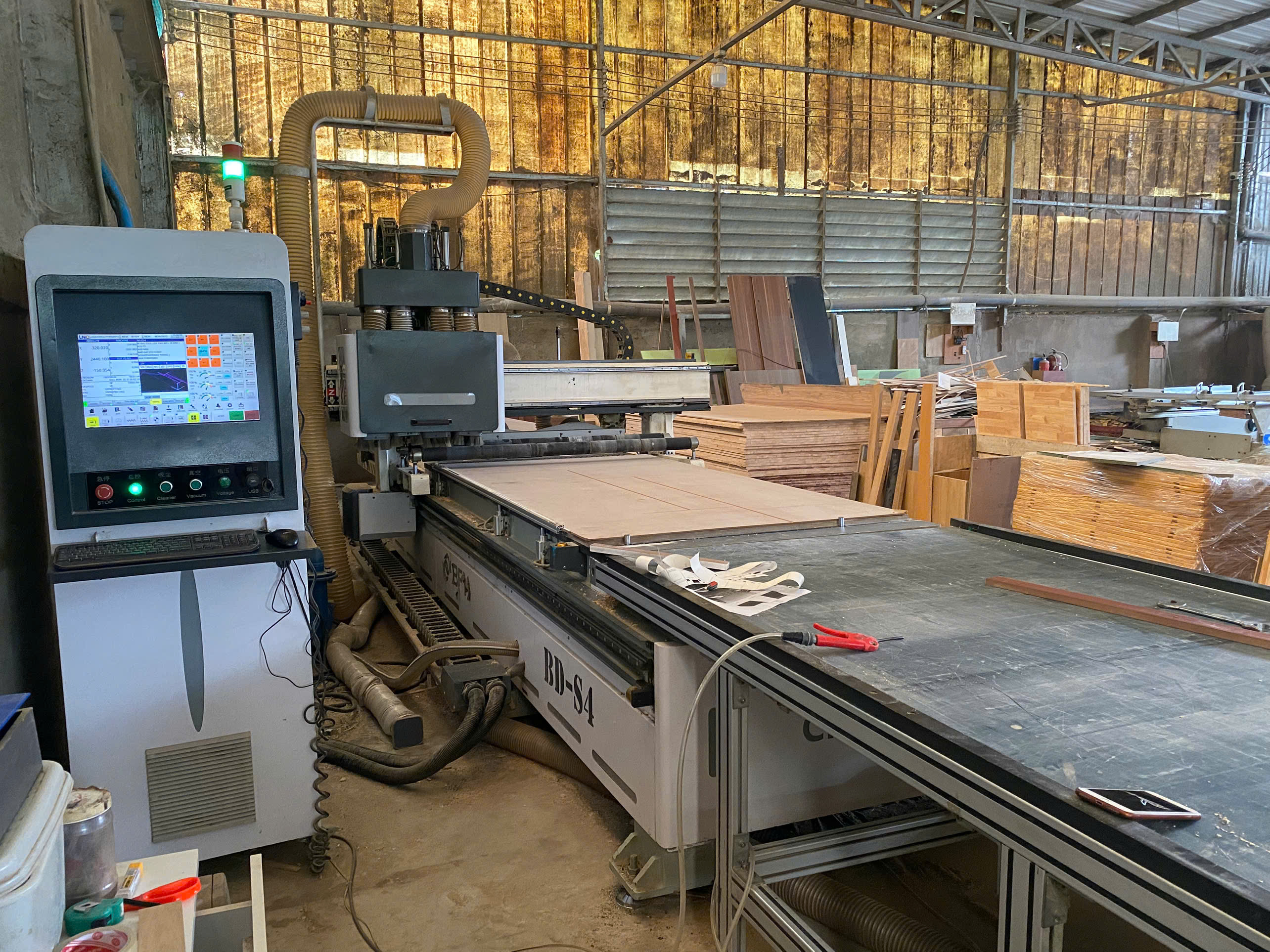 Máy CNC sản xuất chi tiết tủ bếp tại xưởng Nội Thất Thanh Liêm