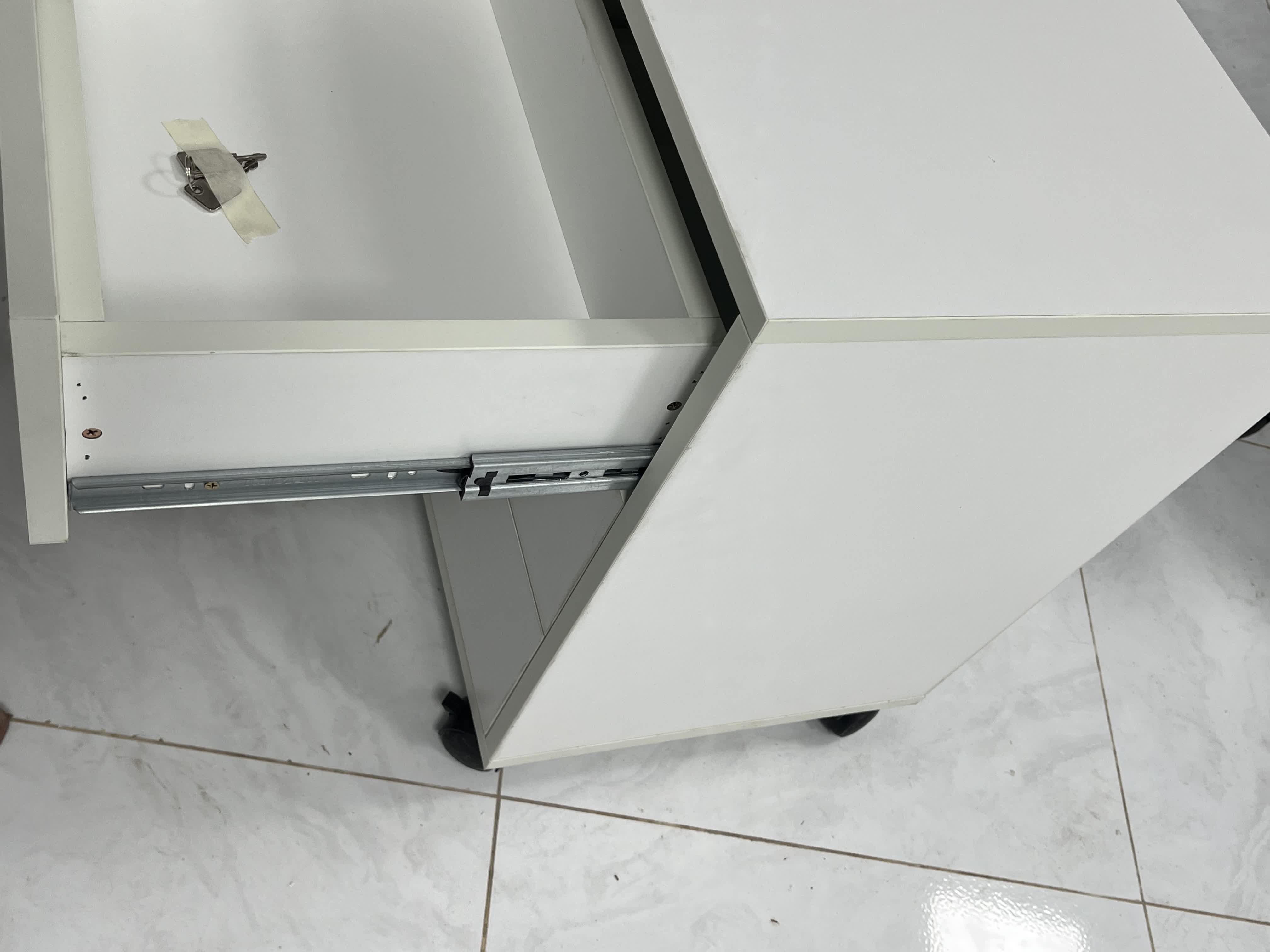 Chi tiết ray trượt và khoang ngăn kéo trong tủ bếp