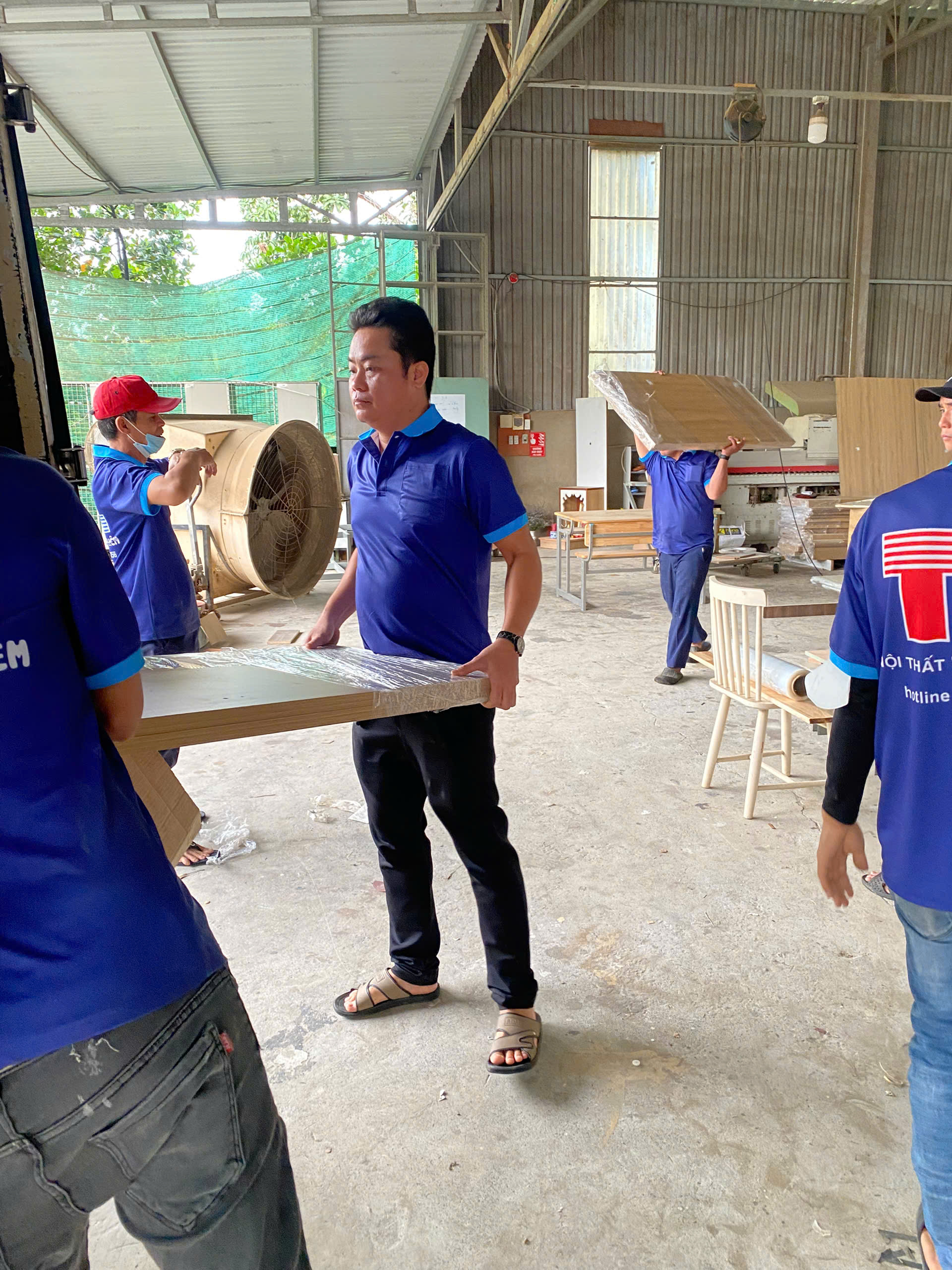 Kiểm tra vật liệu và hiện trạng trước khi cải tạo tủ bếp cũ