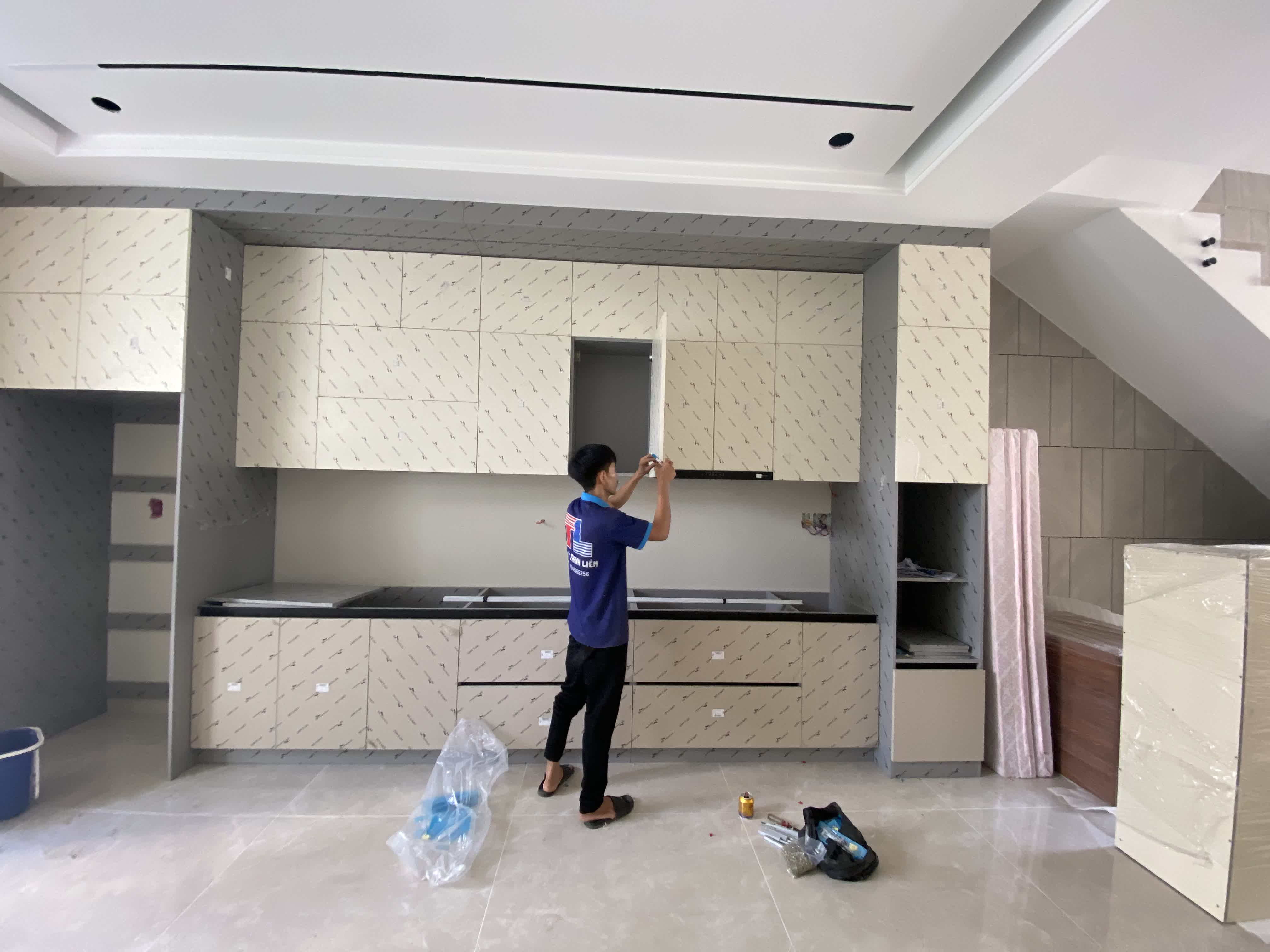 Quá trình lắp đặt tủ bếp căn hộ tại công trình thực tế