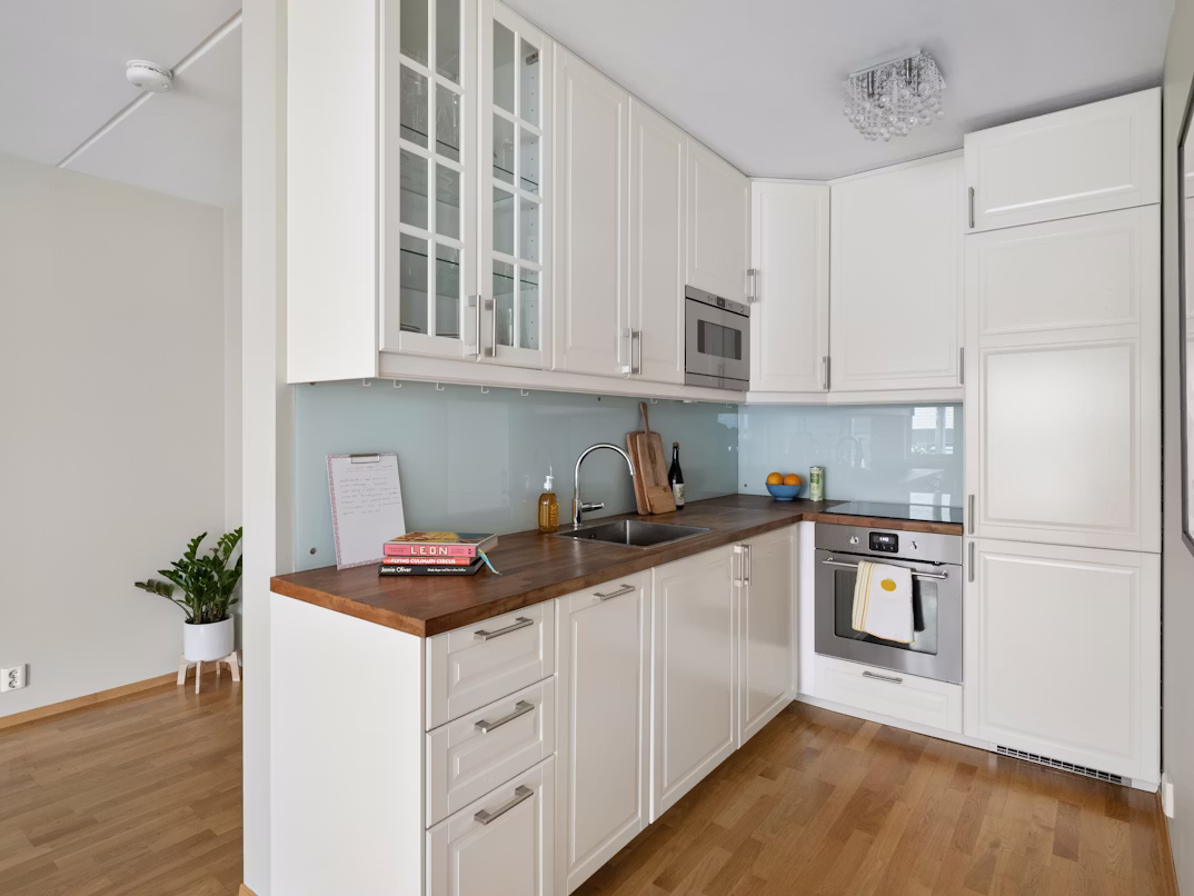 ALT ảnh: tủ bếp đẹp chữ L kịch trần tối ưu lưu trữ